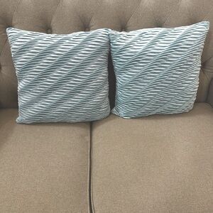 2 Throw Pillows Laila Ali At Home Soft Decorative 18x18 Blue Aqua Texture Waves